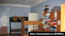 Спальные кровати в приюте. Алматы, 7 июля 2016 года.