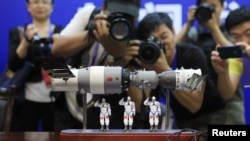 Модель китайської пілотованої космічної станції Shenzhou-9, яка під’єдналась до космічного модуля Tiangong-1. Центр космічних запусків Jiuquan в провінції Гансу, червень 2012 року (фото ілюстративне)