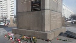 Цветы у монумента Независимости на площади Республики в Алматы. 28 декабря 2019 года.