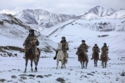 Кытайлык аскерлер Шиңжаңдагы Кашкар аймагында, ноябрь 2019-жыл.