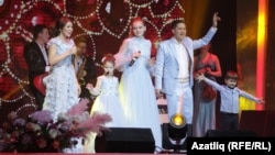 Сәхнәдә Гүзәл Уразова гаиләсе