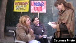 Акция одной из НПО, занимающейся проблемами людей с ограниченными возможностями. Ереван, 3 декабря 2009 года. Иллюстративное фото.