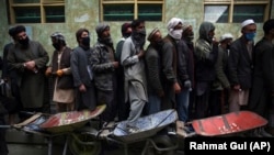 افراد نیازمند برای دریافت کمک درکابل صف بسته اند. عکس از آرشیف