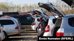 Оштогу авто базар. 2014-жылы тартылган сүрөт.