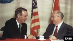 ABŞ prezidenti George Bush və SSRİ lideri Mikhail Gorbachev Maltada mətbuat konfransında - 1989