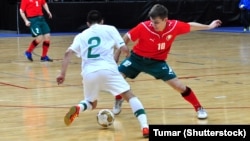 Уладзімер Жыгалка адбірае мяч у партугальскага гульца падчас матчу па футзале ў сакавіку 2012 году. Фота ©Shutterstock
