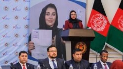 حوا علم نورستانی رئیس کمیسیون مستقل انتخابات حین سخنرانی به نشست اهدای وثیقه انتخابات ریاست جمهوری به رئیس جمهور غنی