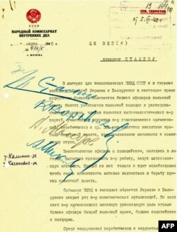 1940-жылы Катынь жергесиндеги поляк офицерлерин массалык кыргынга учураткан кылмыштуу иш-чаранын алдында Лаврентий Бериянын Иосиф Сталинге жазган катынын 1-барагы. 5-март, 1940-жыл. Росархивдин Интернеттеги жарыясы. 28-апрель, 2010-жыл.