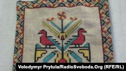 Українська вишивка кримської майстрині Віри Роїк (12 (25) квітня 1911 р., Лубни, Полтавська губернія – 3 жовтня 2010 р., Сімферополь, Крим)