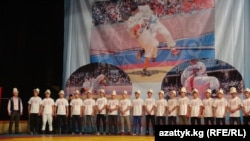 "Кыргыз улуттук классикалык күрөшү" боюнча Кыргызстандын биринчи чемпиондугунун катышуучулары. 26-ноябрь, 2014-ж. Бишкек.