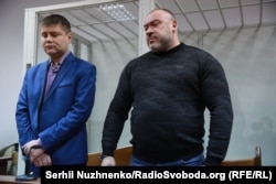 Обвинувачений (справа) та його адвокат під час оголошення вироку