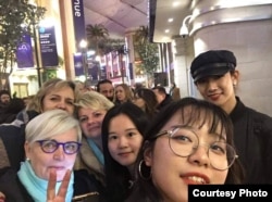 Нада Кребцова жана Димаштын дүйнөнүн чар тарабынан келген күйөрмандары. Лондон.