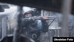 Сотрудник спецподразделения украинской милиции "Беркут" на улице Грушевского в Киеве. 22 января 2014 года.