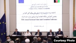 (راست به چپ) فرید حمیدی لوی سارنوال، محمد یوسف حلیم قاضی‌القضات، محمد اشرف غنی رئیس جمهور، بی بی گل غنی بانوی اول، پیری میاودون سفیر اتحادیه اروپا برای افغانستان