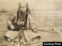 Дутарчы кыз, С. Дудиндин сүрөтү, 1885-1892-жж.