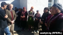 Талас. Айыл тургундары Дүйнөлүк банктын өкүлү менен жолугууда.