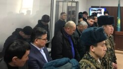 Приговоренные к пожизненному лишению свободы (трое за стеклом) и приговоренные к шести годам тюрьмы (четверо) обвиняемые по делу об убийстве охотинспектора, а также их адвокаты во время оглашения приговора. Караганда, 21 февраля 2020 года.