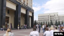 Абітурыенты перад пэдагагічным унівэрсытэтам імя М. Танка ў Менску, архіўны здымак