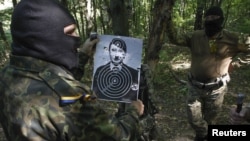 Український боєць дивиться на мішень під час тренувань неподалік Києва, 2014 рік