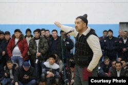 Рабочий сервисной компании ОСС Мейрамбек Дербисов выступает на встрече с руководством национальной компании «КазМунайГаз». Месторождение Каламкас, 10 января 2015 года. Фото из газеты «Не хабар?!».