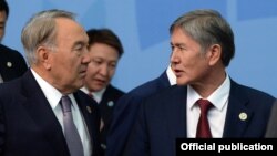 Нурсултан Назарбаев и Алмазбек Атамбаев на саммите Шанхайской организации сотрудничества (ШОС). Бишкек, 13 сентября 2013 года.
