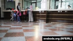 Уцекачы на вакзале ў Берасьці, чэрвень 2018 года