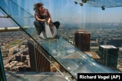 Скляна гірка Skyslide у Лос-Анджелесі, червень 2016 року