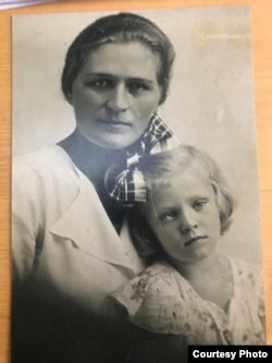 Анна Герман апасы Ирма Мартенс менен.