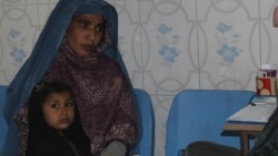 سلما را مادرش نزد داکتر آورده تا بیماری اش تشخیص و تداوی شود.