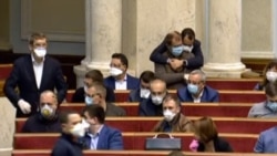 Для обіймів членів групи «Довіра» Олександра Ковальова і Максима Єфімова коронавірус не перешкода