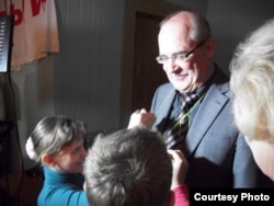 Генадзь Грушавы з удзельнікамі праграмы "Дзеці Чарнобыля"