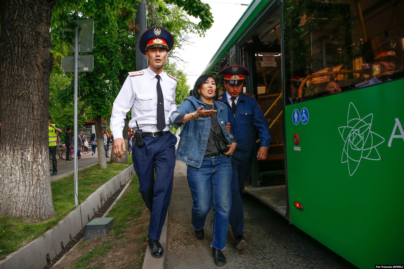 Полиция қызметкерлері наразылық шарасына қатысқандардың бірін әкетіп барады. Алматы, 1 мамыр 2019 жыл. 