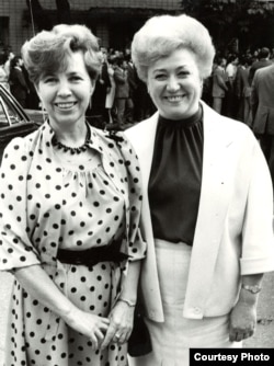 Галина Менжерес з Раїсою Горбачовою, дружиною генерального секретаря КПРС Михайла Горбачова. Київ, 1987 рік