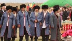 Diňle: Toý, sadakalara gatnaýan il ýaşululary üçin düwünçegiň nyrhy artdy