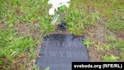 Нямала на могілках асобна ўкапаных невялікіх шыльдаў-надгробкаў. На кожным імя загінулага салдата. Адзін з надгробкаў