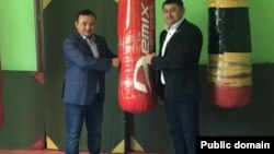 Депутат мажилиса парламента Мухтар Тиникеев (слева). Фото со страницы Тиникеева в социальной сети Facebook.