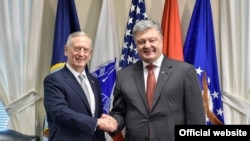 Петро Порошенко та міністр оборони США Джеймз Маттіс у Пентагоні, Вашингтон, 20 червня 2017 року
