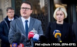 Агент України Антон Кориневич і очільниця департаменту міжнародного права МЗС України Оксана Золотарьова в Міжнародному суді ООН, 7 березня 2022 року