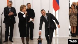 Орусиянын Федерациялар Кеңешинин төрайымы Валентина Матвиенко Крым парламентинин төрагасы Владимир Константинов, Крымдын премьер-министри Сергей Аксенов жана Севастополдун мэри Алексей Чалый менен кездешүүдө. Москва, 19-март 2014