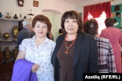 Нәсия Уразова музейда тарихны өйрәнүче Фәүзия Марганова белән