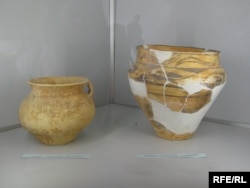 Експонати музею, знайдені під час археологічної експедиції у Черкаській області (трипільська культура)