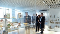 Президент Сооронбай Жээнбеков Тарых музейин калыбына келтирүүнүн жүрүшү менен таанышып жаткан учур. 12-январь, 2019-жыл.