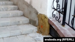 За год са сьцен амфітэатру месцамі паабвальваўся тынк