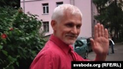 Алесь разьвітваецца зь сябрамі