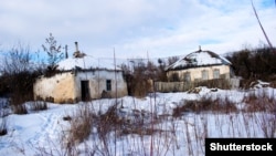 Старі українські хати, покриті соломою, на хуторі Мостище в Острогозькому районі Воронезької області. Населений пункт розташований у межах українського етнічного та культурного регіону Східної Слобожанщини