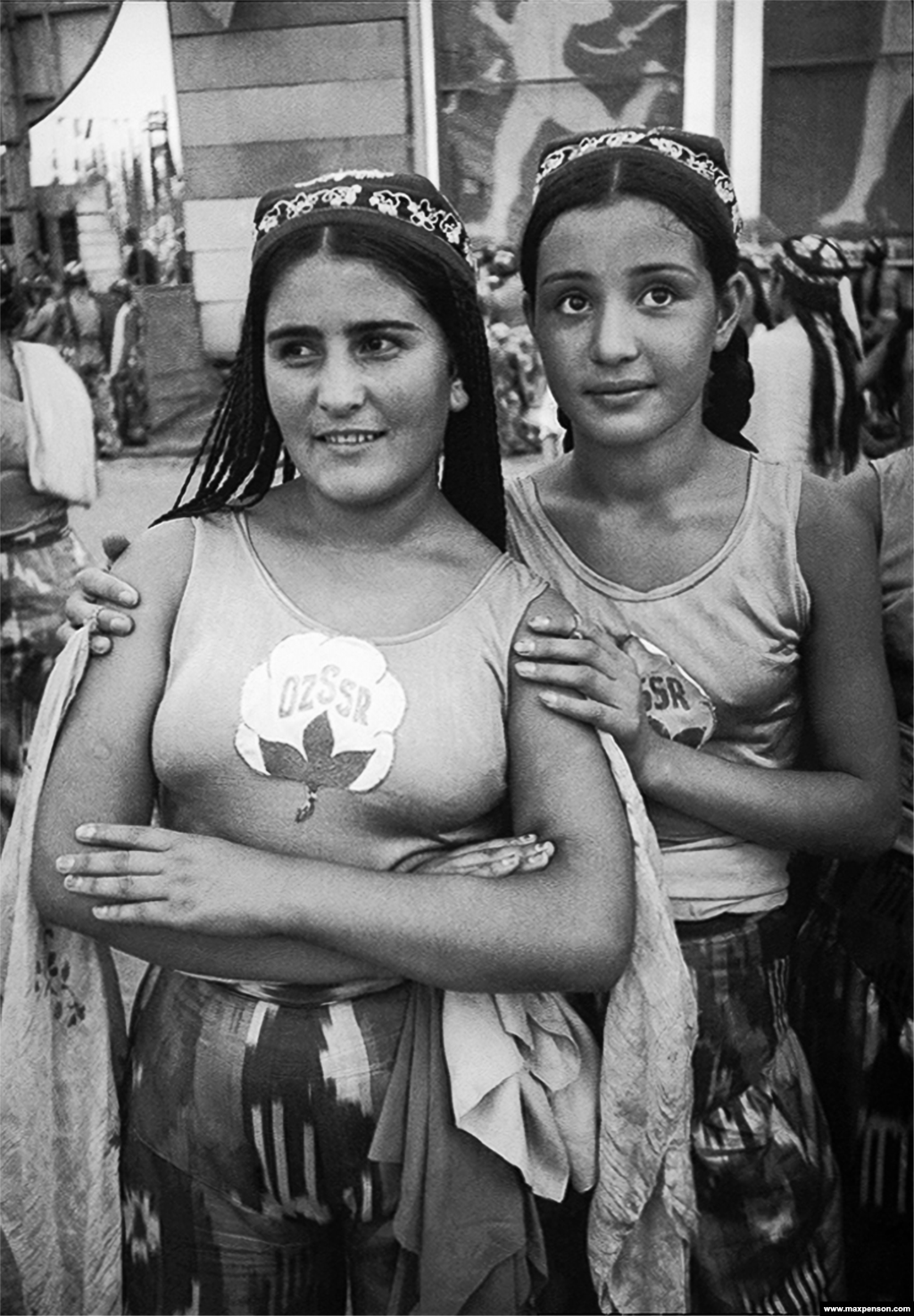 دختران ازبکستانی در یک رویداد ورزشی. مکس پنسون برای رسانه‌های شوروی، پراودا وستوکا (حقیقت شرق) و تاس، خبرگزاری دولتی، کار می‌کرد.