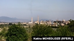 Издание on.ge предложило мэру Каспи также подумать о запрете поднятия ЛГБТ-флага над цементным заводом