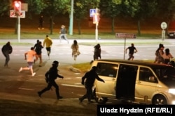 Шерушілер полиция жасағынан қашып бара жатыр.