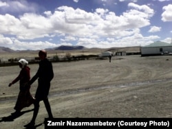 Мургабда кышкысын суук, жайкысын ысык, тоо чөлүнүн климаты. Өсүмдүк дээрлик өспөйт, тамак-аш, оокат дээрлик бүт четтен, негизинен Ош жактан келет.