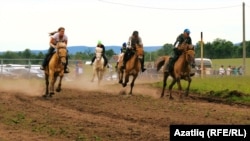 Сабантуйда ат чабышы